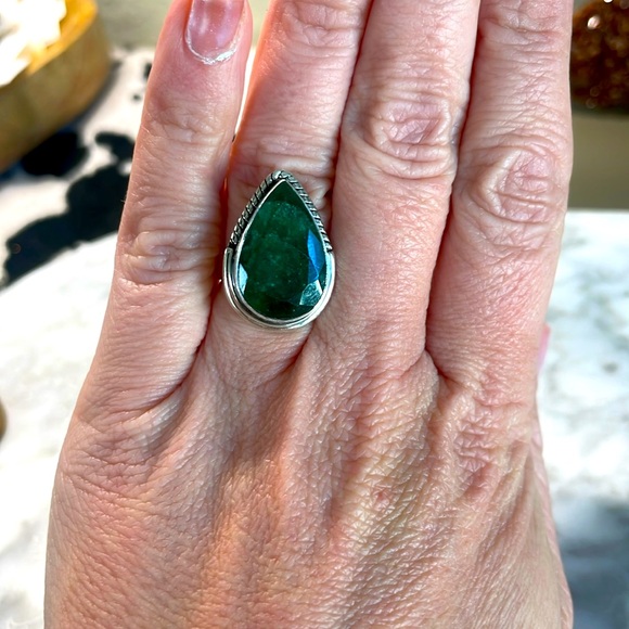 Large tear drop natural emerald gemstone ring 925 sterling silver in size 6 - Picture 3 of 10